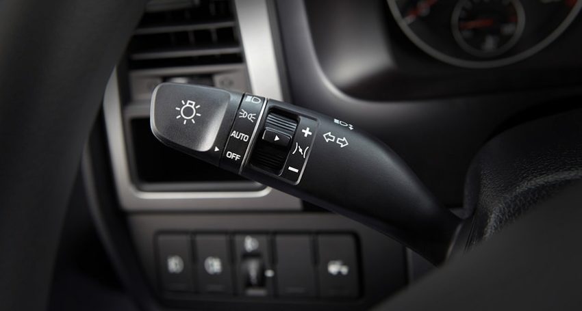 Vô-lăng xe tải Hyundai N250 có nhiều nút điều khiển.