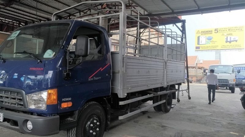 Cụm đèn và nội thất xe Hyundai 8 tấn này