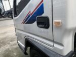 Thiết kế bên hong xe nhẹ nhàng, quen thuộc. Tem dán làm thêm phần nổi bật cho xe.