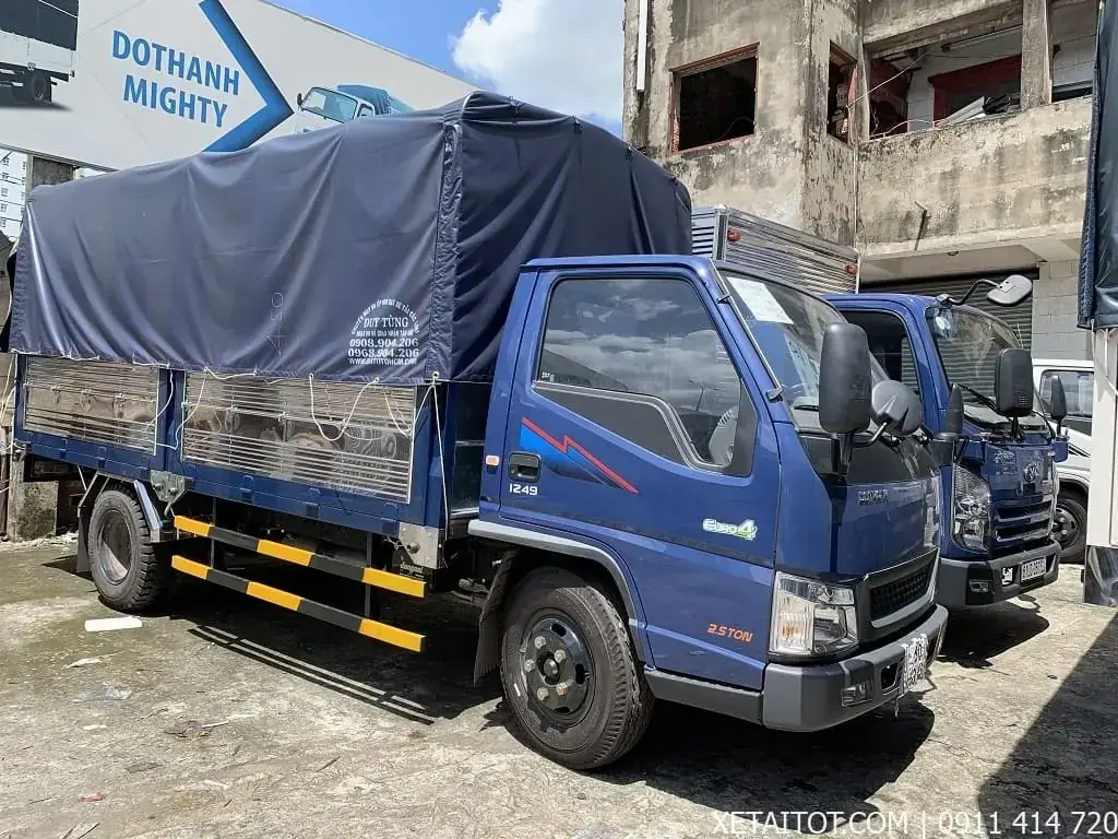 Xe tải IZ49 Đô Thành 2.3 tấn thùng mui bạt, màu xanh