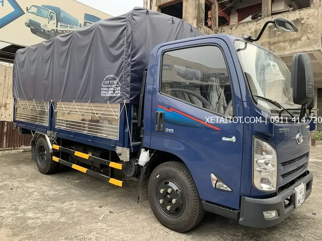 Xe tải 2.4 tấn Đô Thành IZ65 thùng bạt, màu xanh.