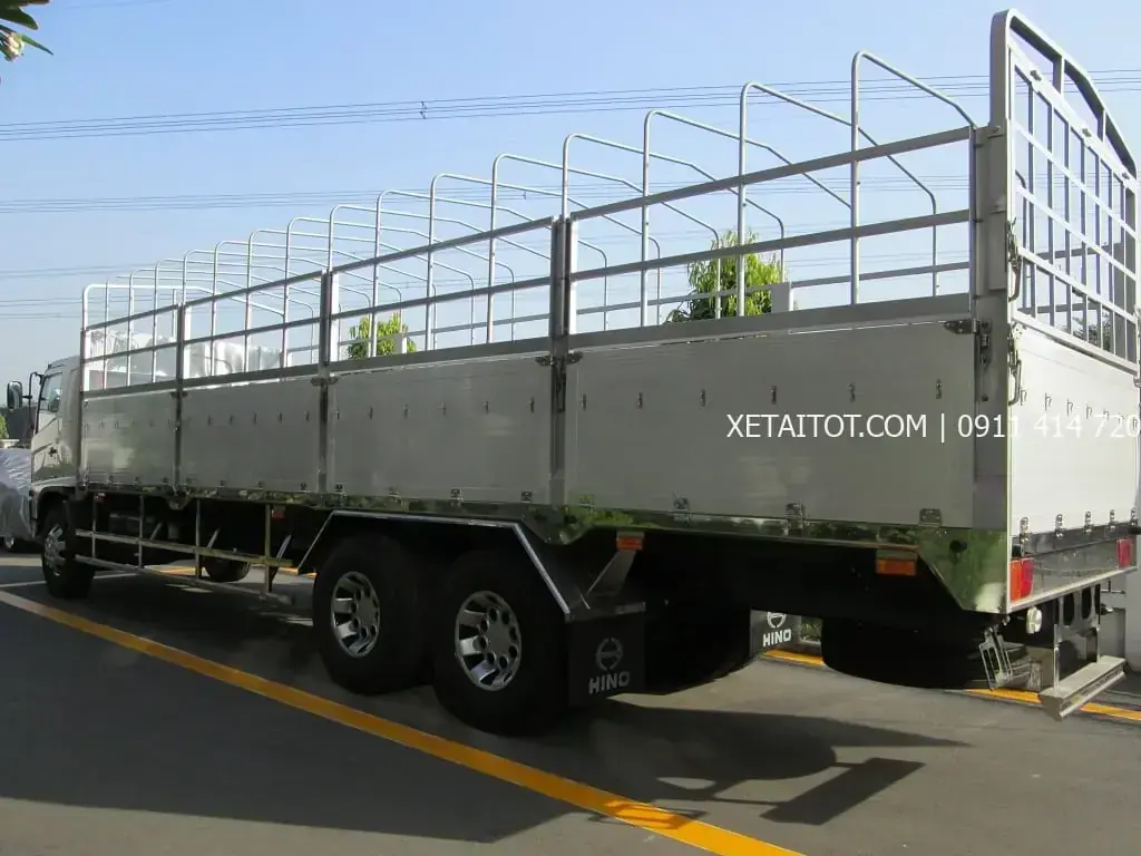 Xe tải HiNo thùng dài 9.6 m