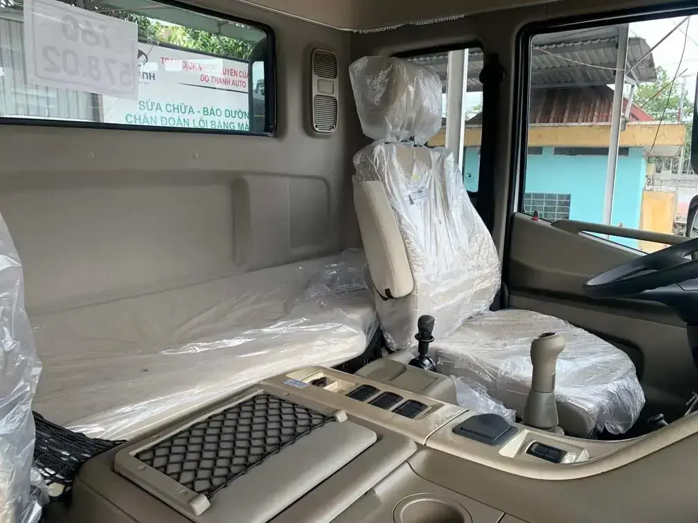 Ghế dành cho tài xế và hàng ghế nằm