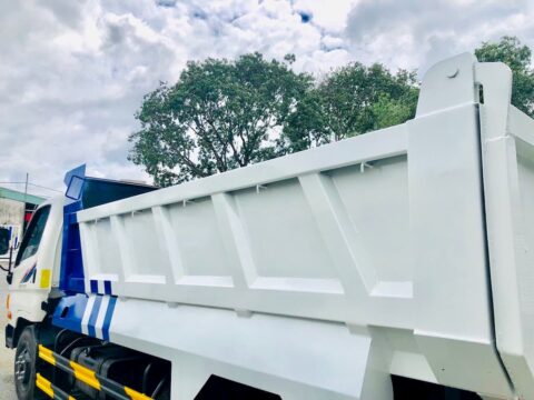 Cận cảnh bên hong thùng hàng xe ben Hyundai 5 khối này Cận cảnh bên hong thùng hàng xe ben Hyundai 5 khối này