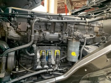 Mặt bên của động cơ đầu kéo Hyundai D6CC41