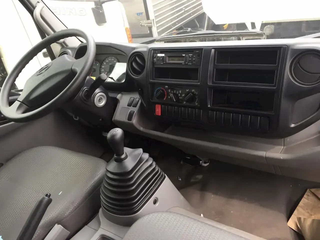 Nội thất xe tải Hino 3.5 tấn XZU720L
