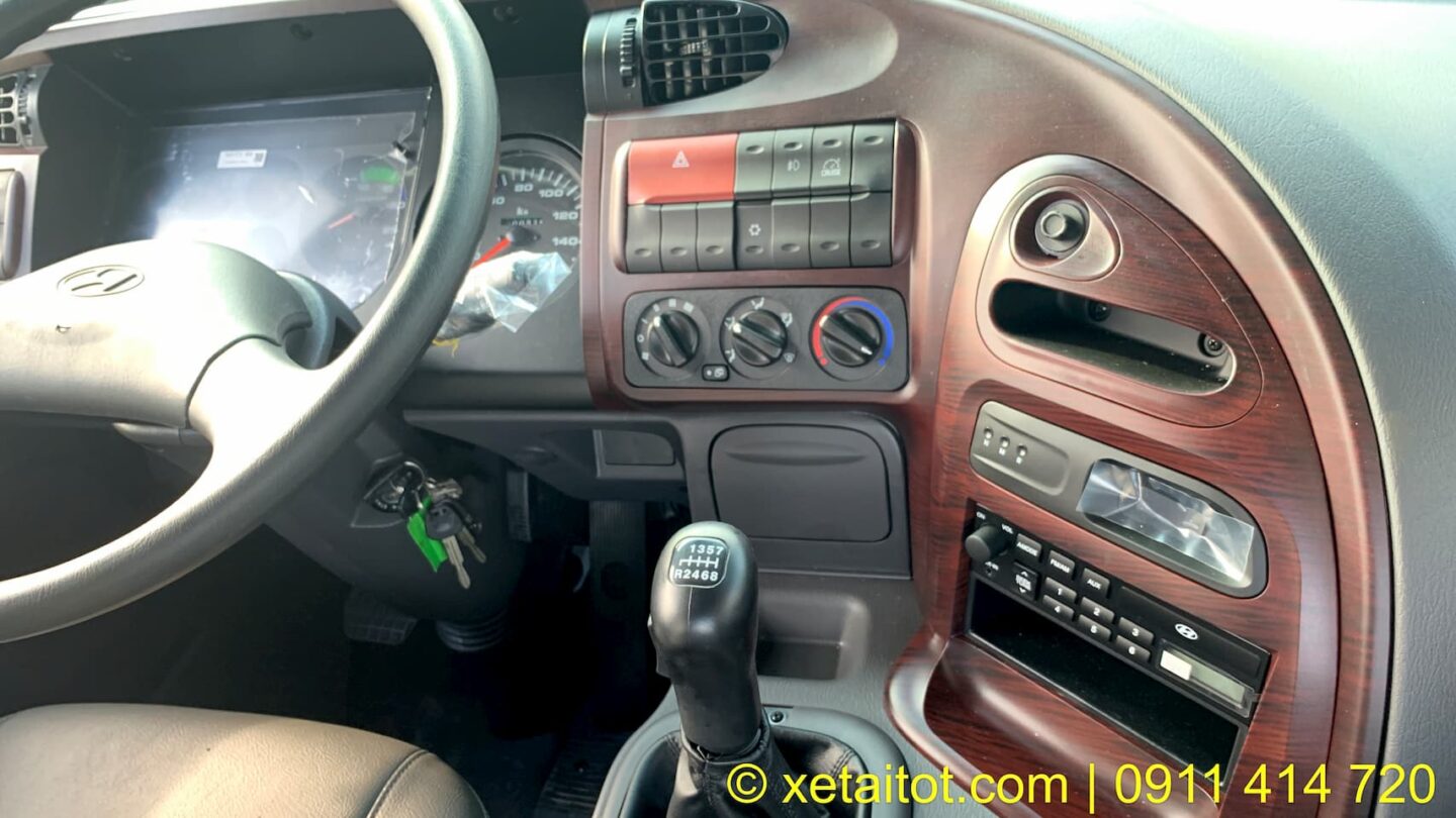 Thiết kế sang trọng nội thất của đầu kéo Hyundai HD1000