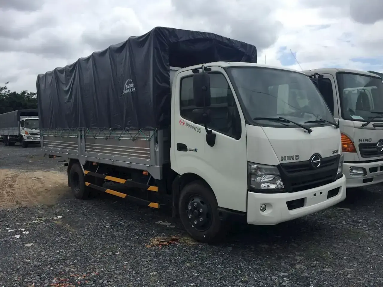 Xe tải Hino 3.5 tấn thùng mui bạt