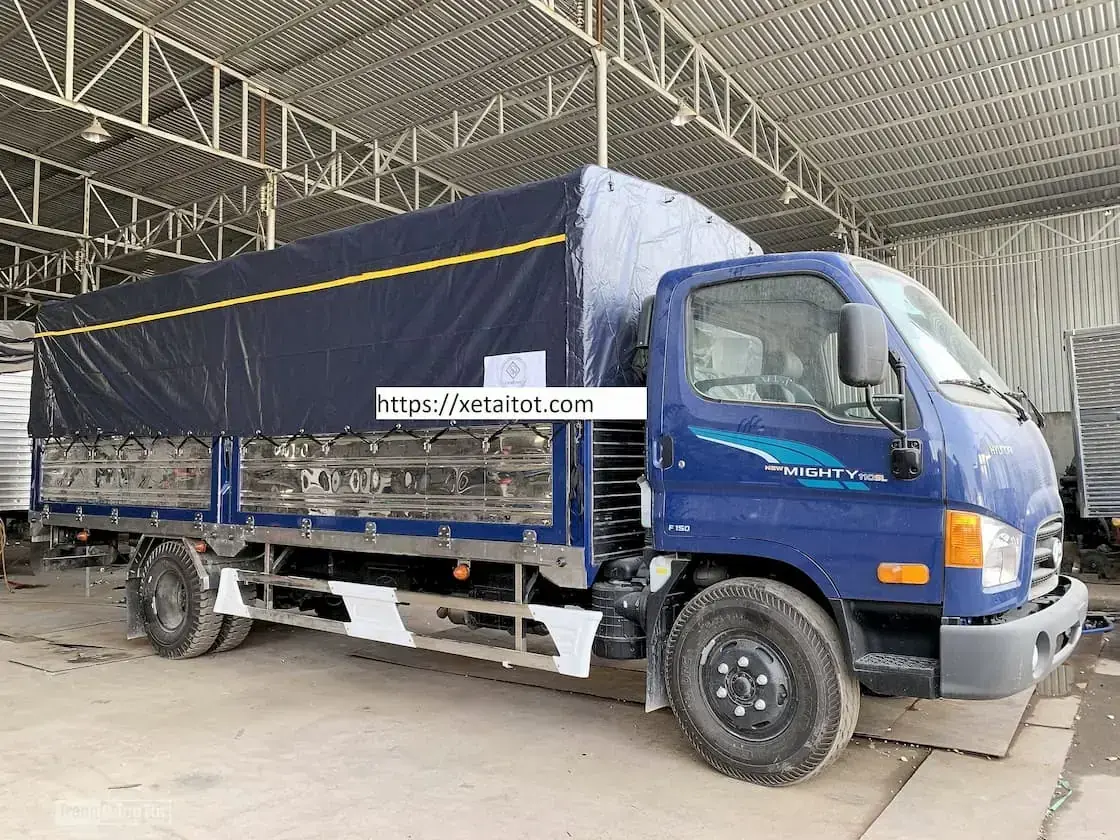 Hyundai 110SL thùng bạt màu xanh nỏi bật trong phân khúc Hyundai 110SL mới thùng dài lên đến 5.7 mét