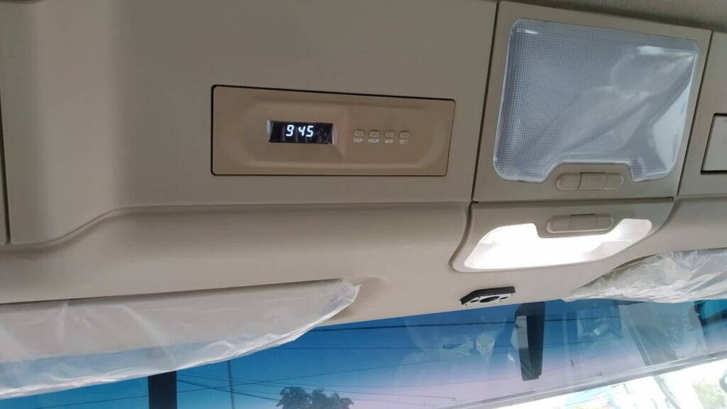 Khu vực mở đèn cùng đồng hồ