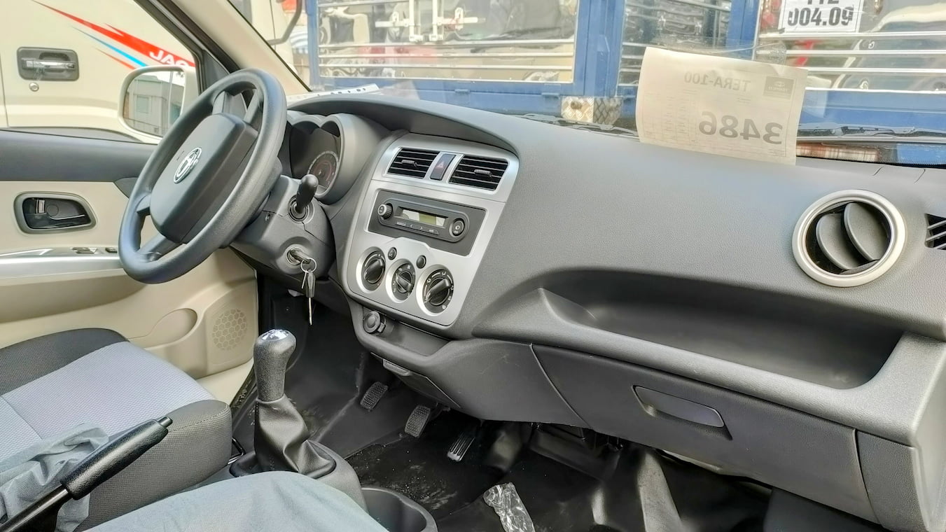 Xe tải 1 tấn Tera 100 thùng cánh chim Nội thất Tera100 đầy đủ tiện nghi