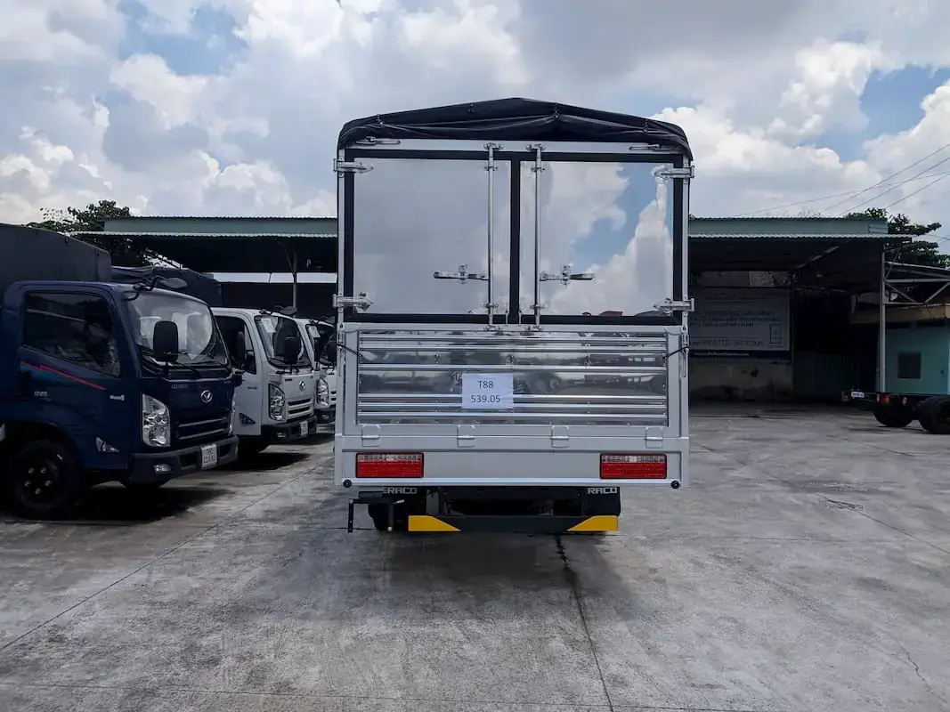 Đèn sau xe nổi bật, đơn giản