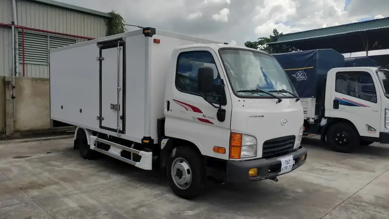 Xe tải Hyundai N250SL 2.5 tấn thùng bảo ôn composite Hyundai N250SL thùng bảo ôn vách composite