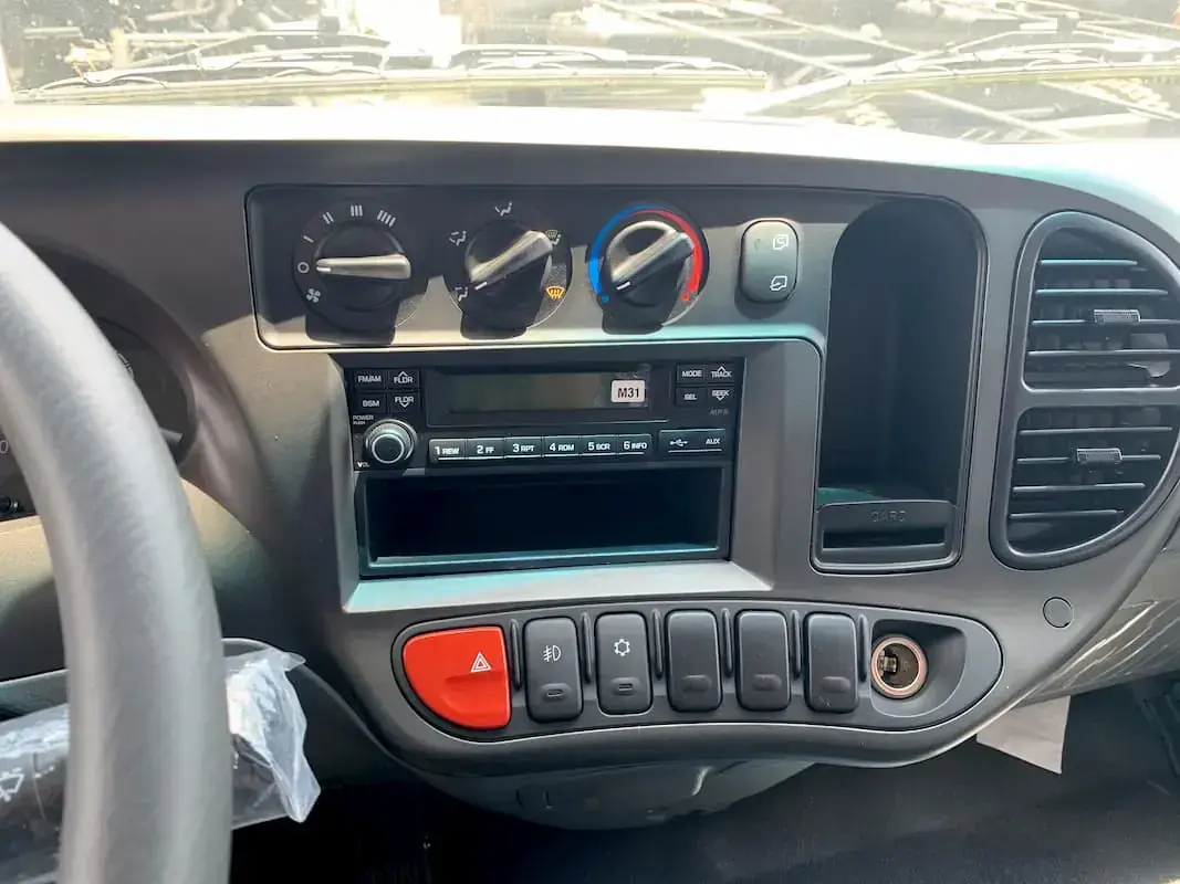 Nội thất Hyundai N250SL thùng bảo ôn Composite