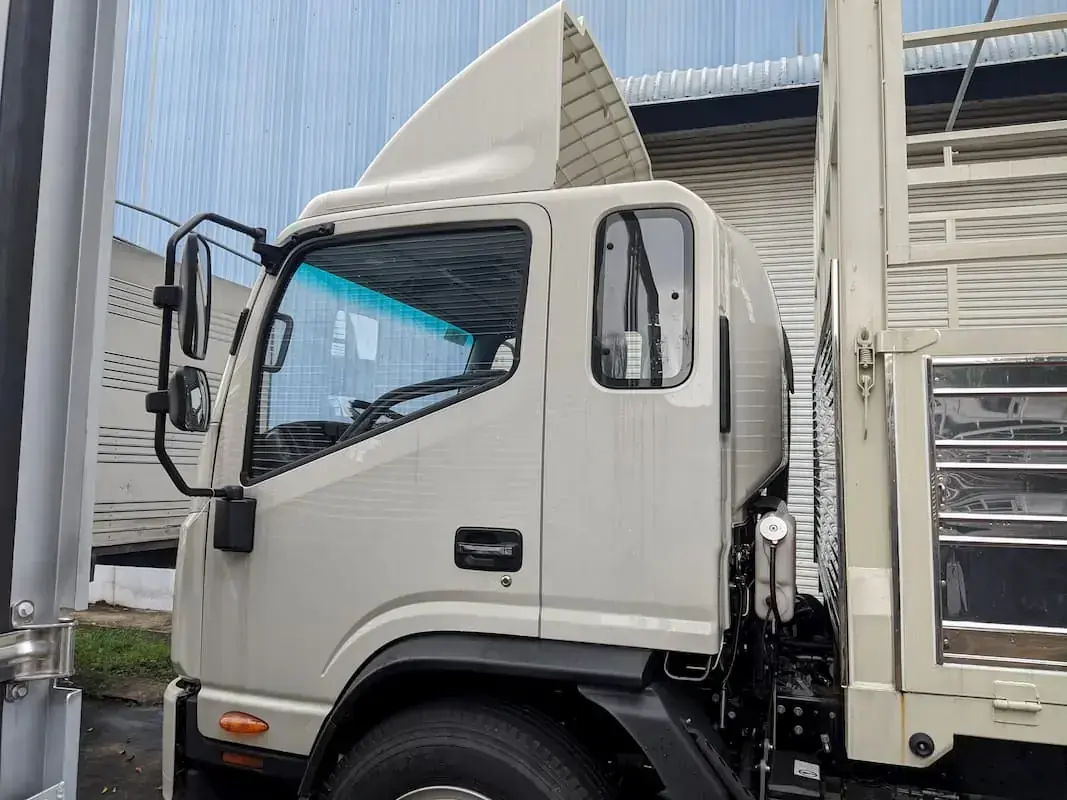 Bên hong xe JAC N800 8 tấn
