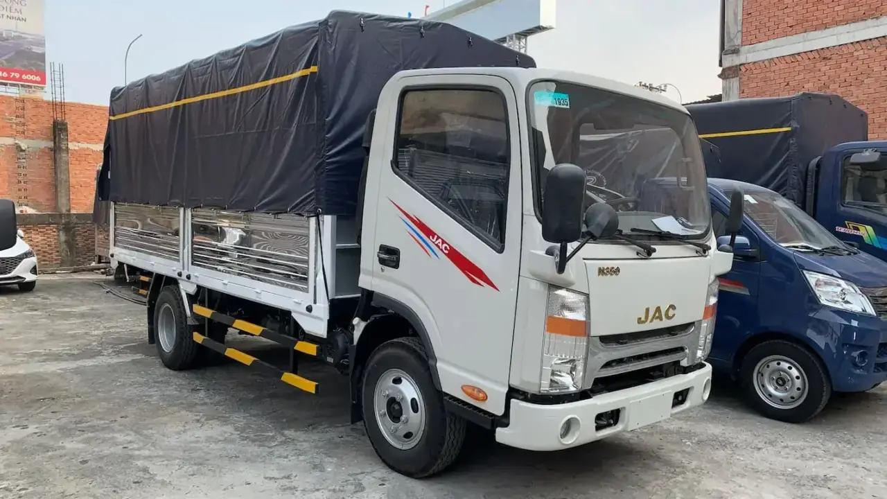 JAC N350 thùng bạt màu trắng kem