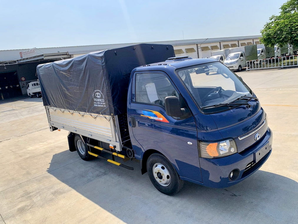 Xe tải Tera 180 - Máy dầu - Tải trọng 1.8 tấn Giá xe tải Tera 180 thùng bạt màu xanh