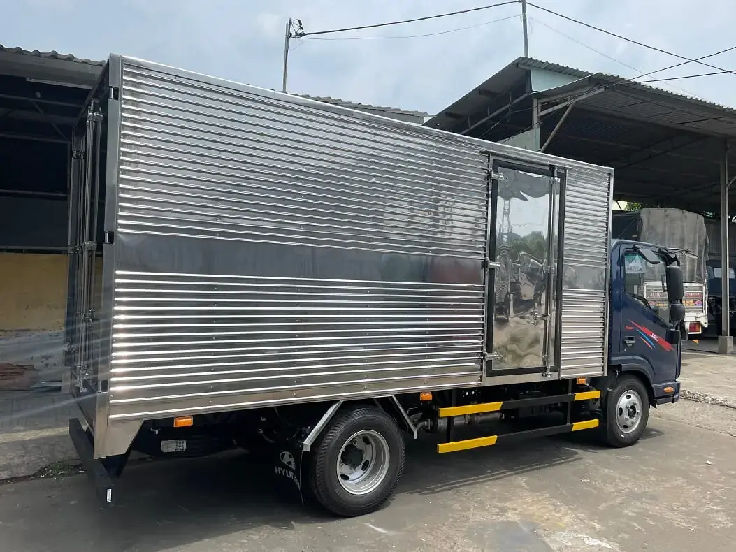 JAC N200S thùng kín màu xanh