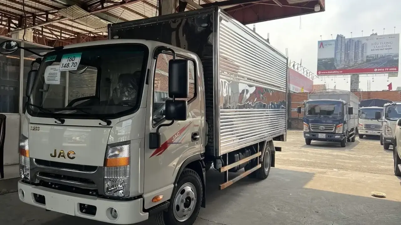 Xe tải JAC N200S thùng bạt màu trắng