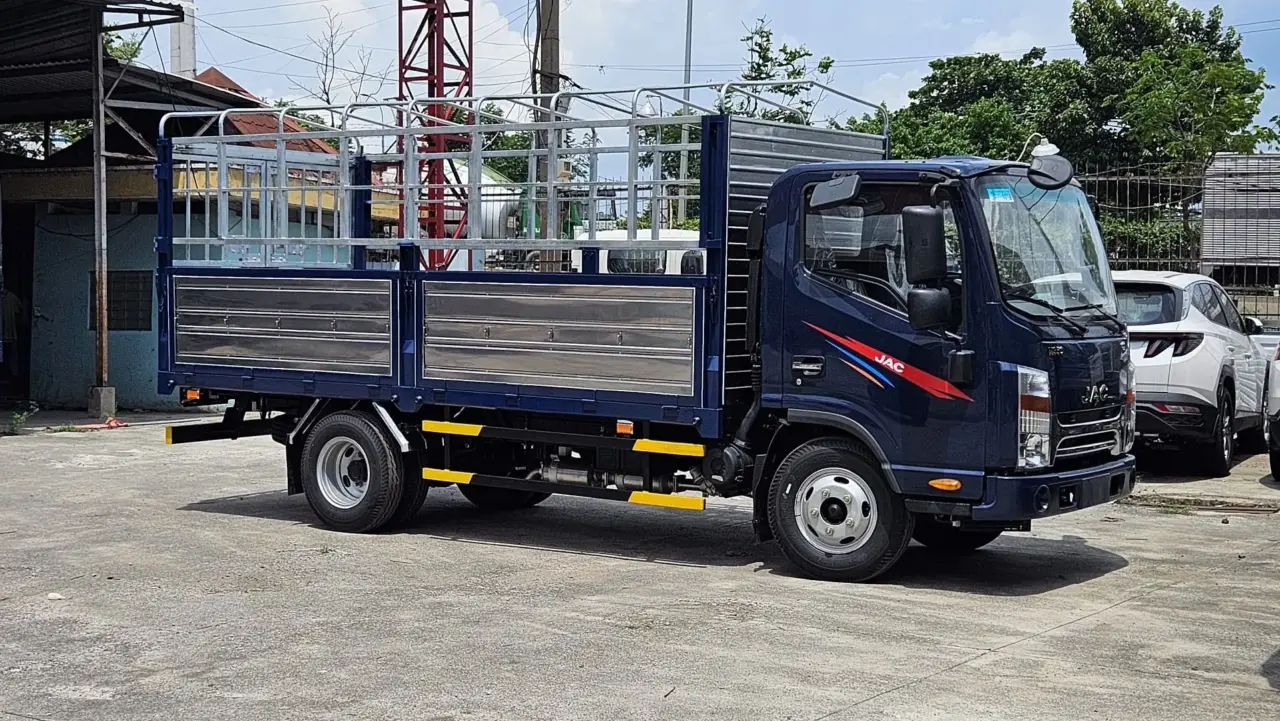 Xe tải JAC N200S thùng bạt màu xanh