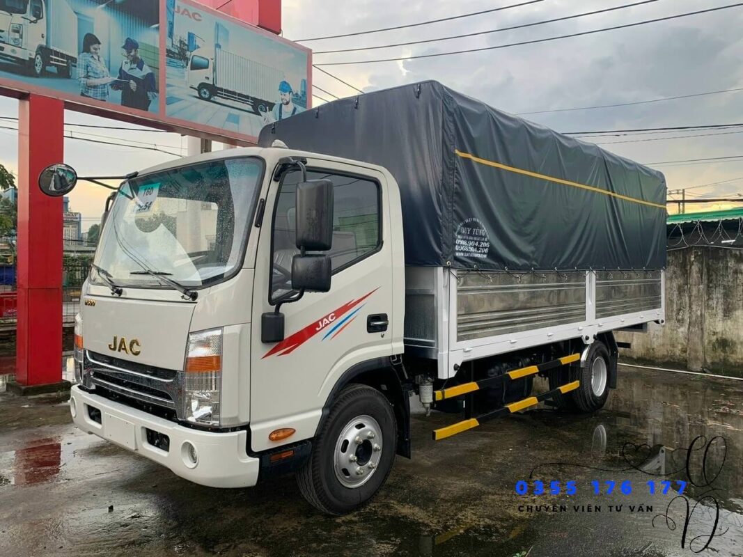 Xe tải JAC N350 thùng bạt màu trắng