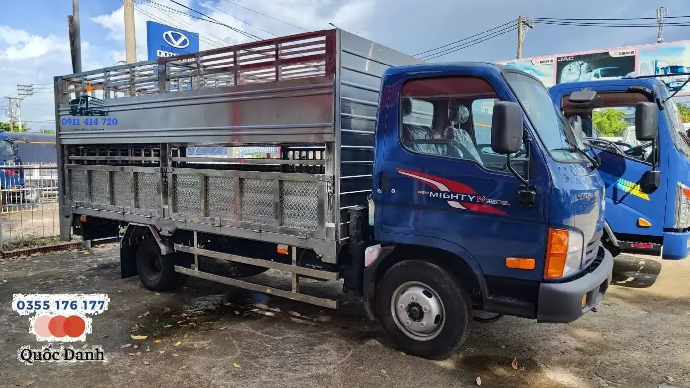 Xe tải Hyundai chở heo