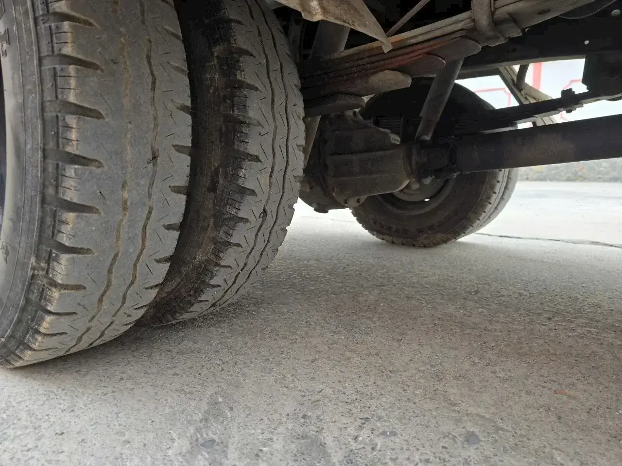 khung gầm và vỏ lốp của xe