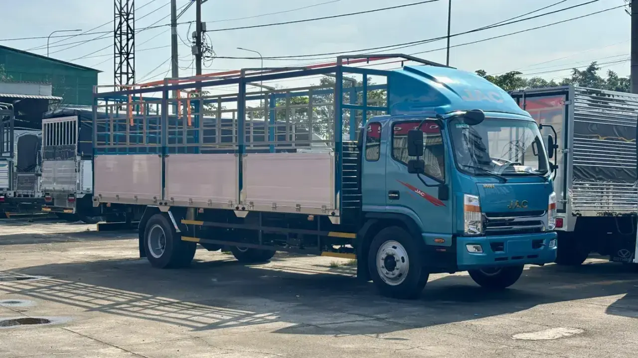 xe tải JAC N900 thùng nhôm màu xanh ngọc mới