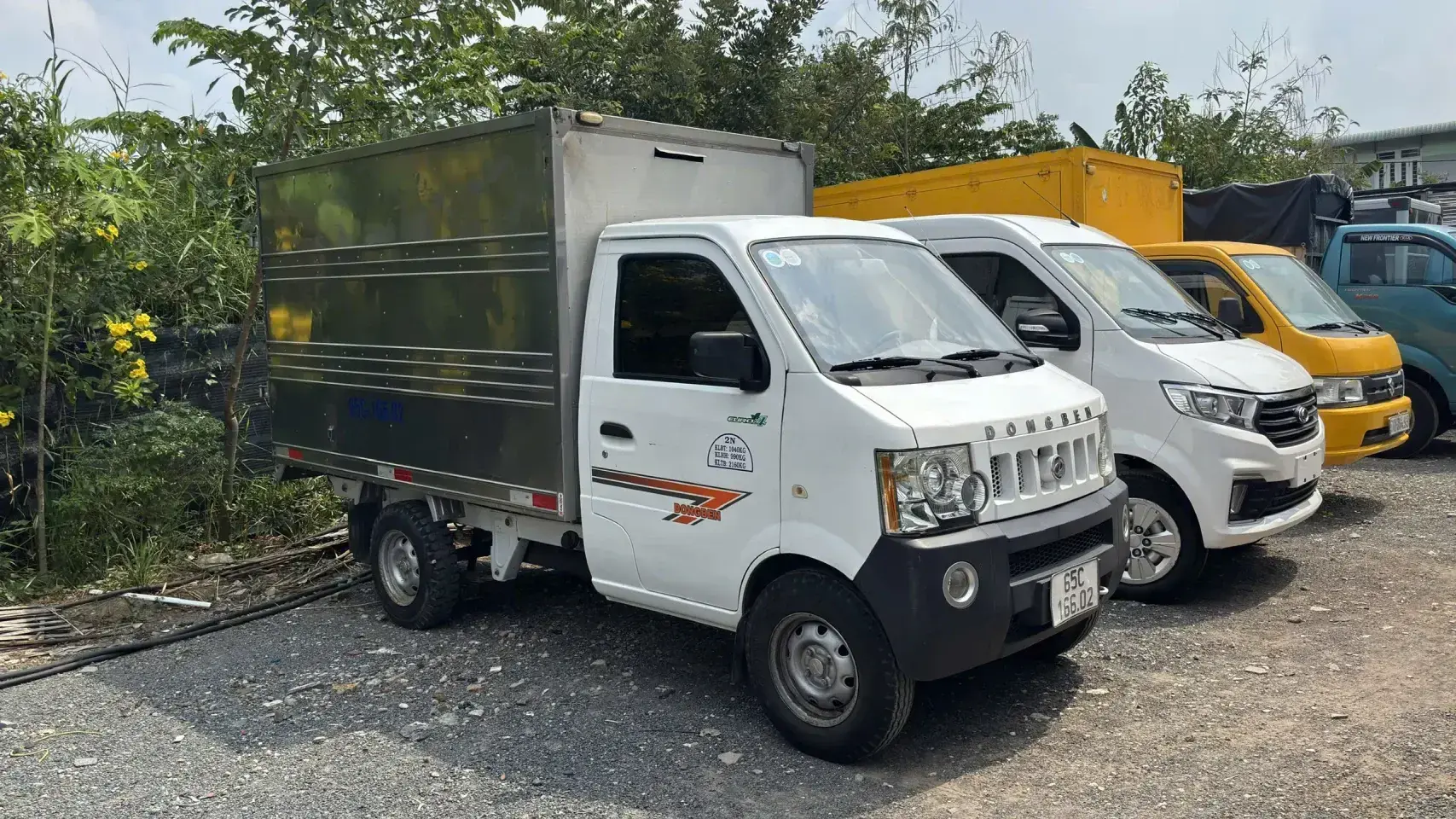 Xe tải cũ Dongben 990 kg thùng kín trăng