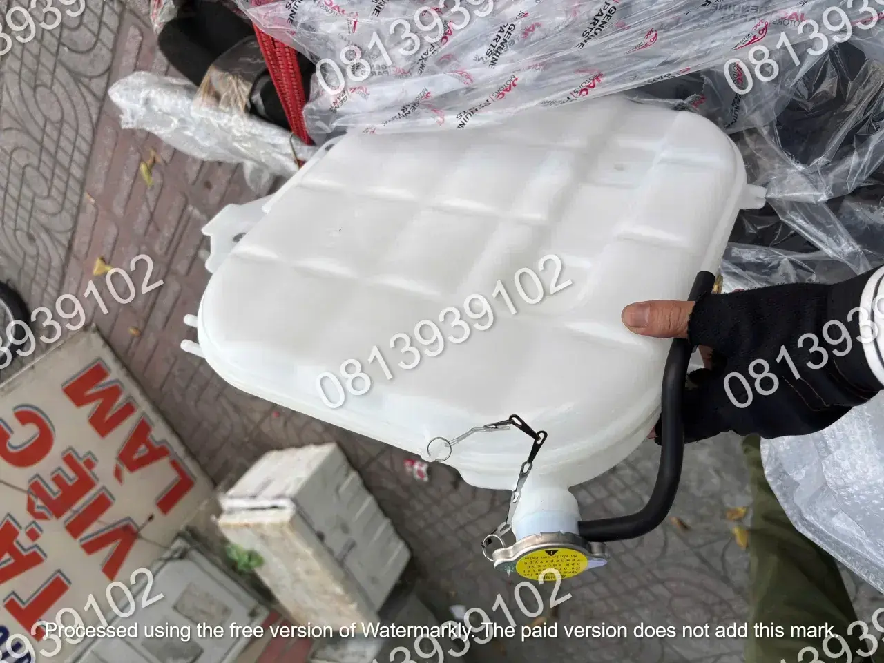 Bình nước phụ xe tải JAC