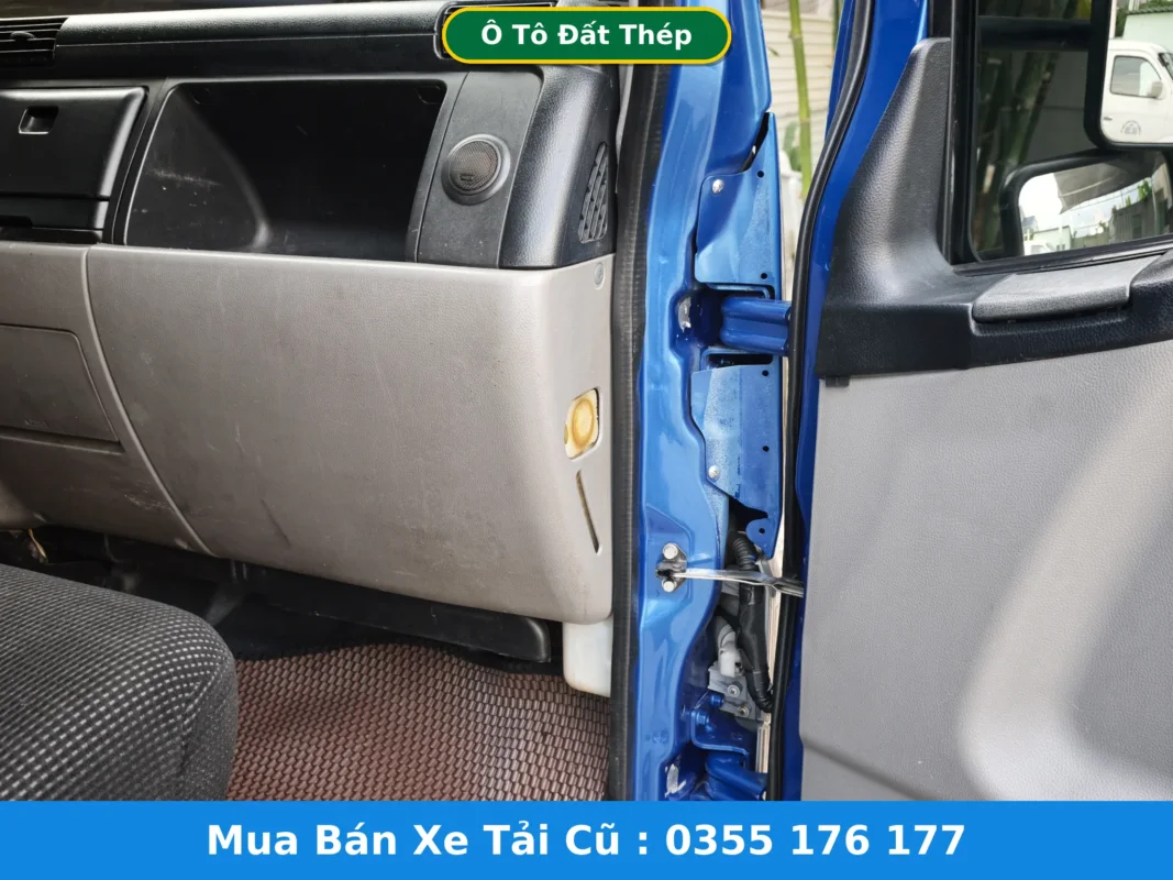 Xe tải Fuso 1.9 tấn cũ Fuso Canter 1T95 đời 2020 loại ô tô tải có mui nội thất 2